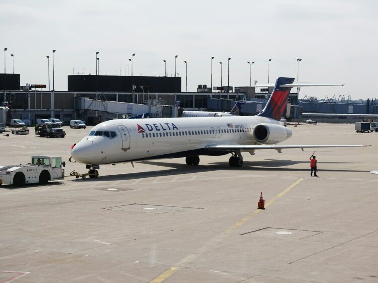Delta Flight Snack Policy Update 2026: Major In-Flight Service Cuts on Short Routes + What It Means for Travelers This Summer