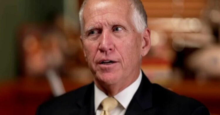 Tillis Criticism of Defense Secretary Pete Hegseth Explodes as GOP Senator Slams “Mediocre Yes-Men” and Pentagon Shake-Up