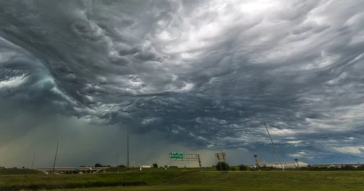 Environment Canada warns of toonie-sized hail, wind gusts up to 90 km/h
